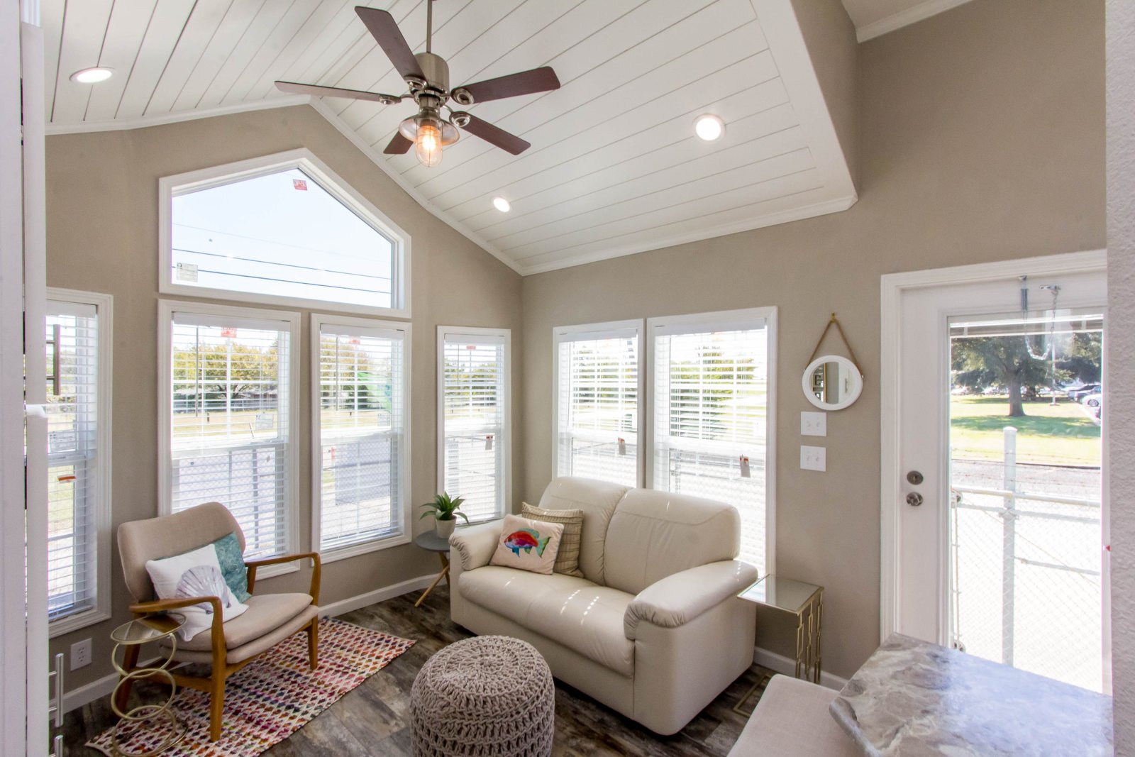 APS-527B example - living room